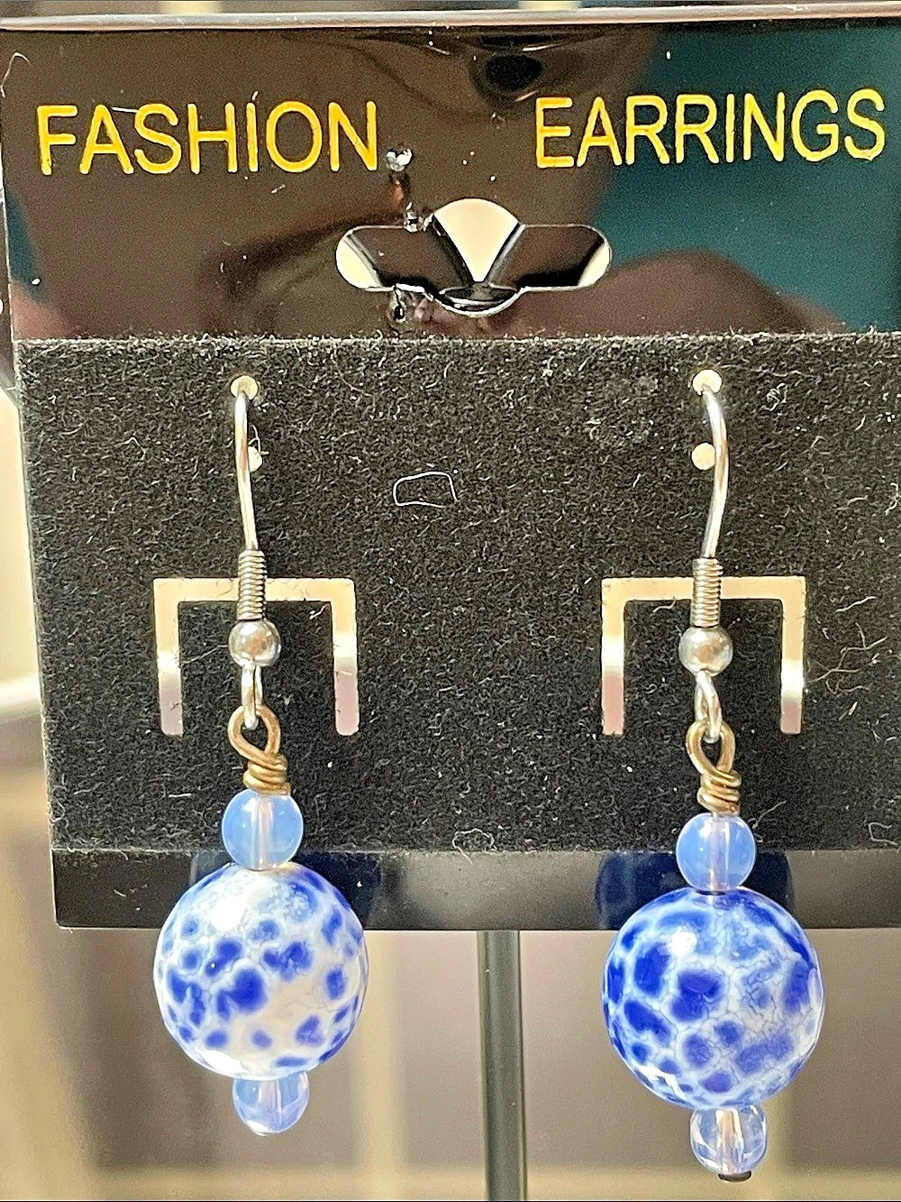 Blue & White Glass Beaded Drop Earrings On Silver tone hooks 
1.25” NWT